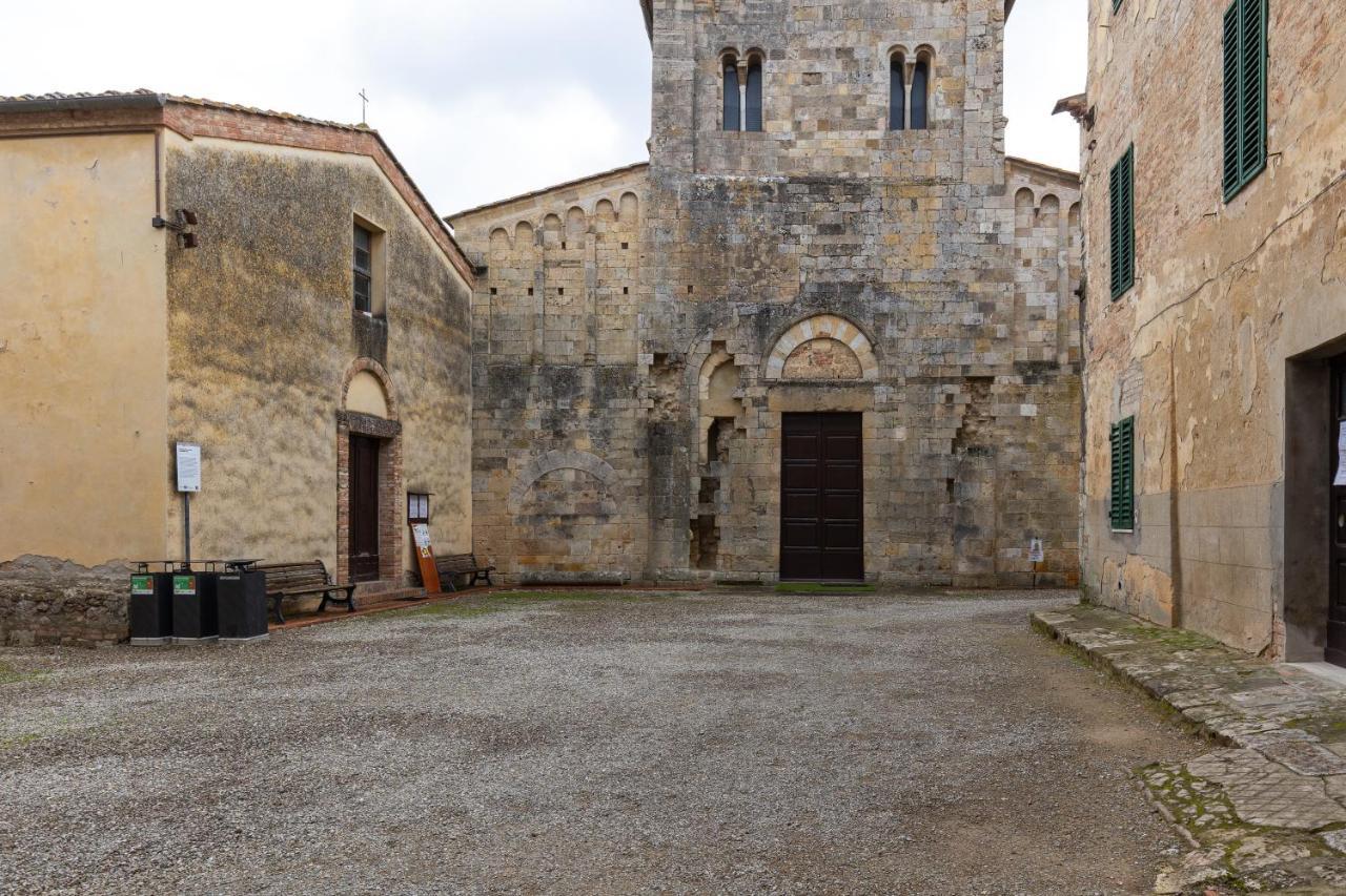 Enchanting Flat With Patio In Abbadia A Isola Monteriggioni Eksteriør bilde