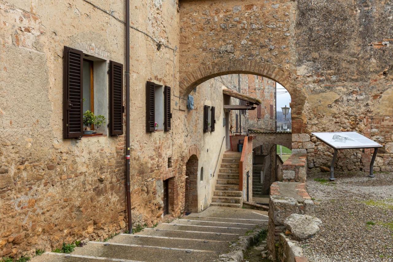 Enchanting Flat With Patio In Abbadia A Isola Monteriggioni Eksteriør bilde